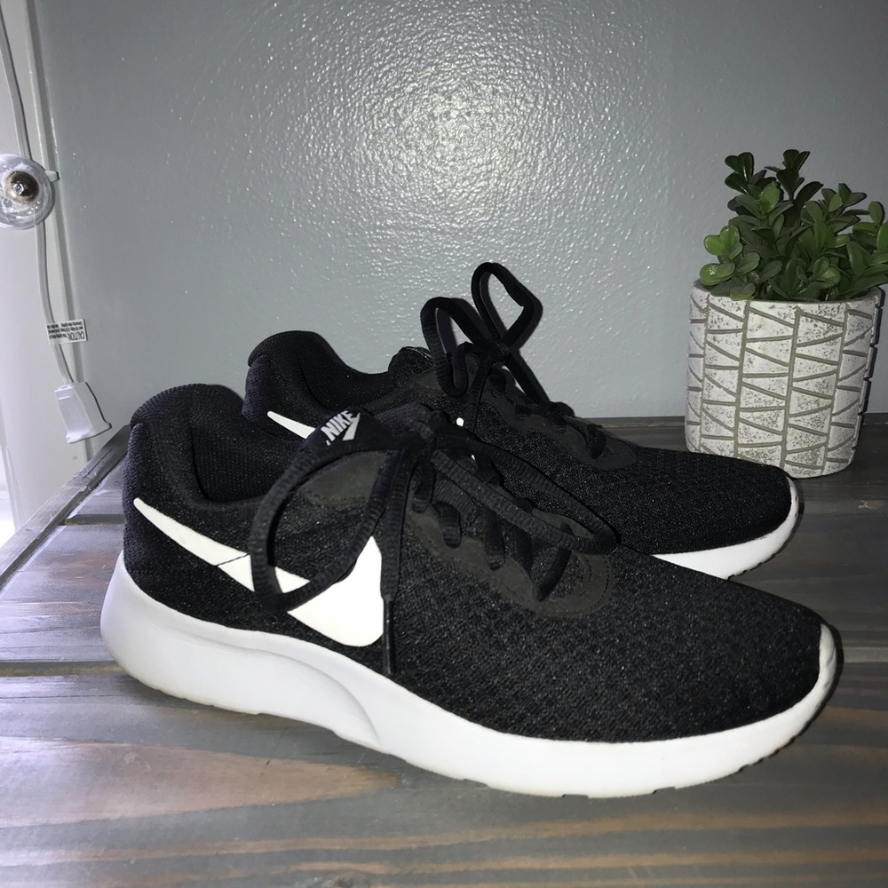 Woman’s Nike Tennis Shoes